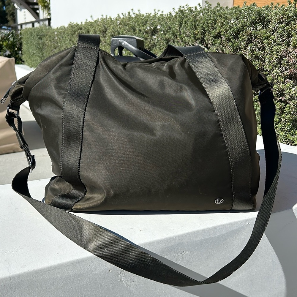 Lululemon Multi—Pocket Travel Bag
